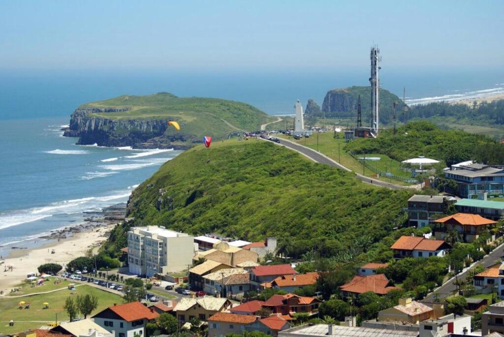 Kitnet S2 Em Torres-Rs - Na Mais Bela Praia Gaucha - Cozinha - Banheiro - Ar Condicionado - Tv Smart 32' - Wi-Fi - Estacionamento - Anfitria Superhost No Bnb מראה חיצוני תמונה